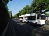 Ženeva: trolejbus typu Swisstrolley 3 číslo 739 z roku 2005 stojí na konečné Genève-Plage před odjezdem do města po komunikaci, vyhrazené pouze pro MHD, 26.6.2014 © Jan Přikryl