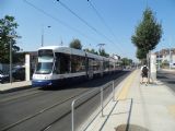 Ženeva: nízkopodlažní tramvaj Cityrunner od Bombardieru číslo 888 z roku 2010 stojí v zastávce Onex směrem do centra, 26.6.2014 © Jan Přikryl