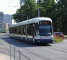 Ženeva: nízkopodlažní tramvaj Cityrunner od Bombardieru číslo 888 z roku 2010 opouští na lince 14 zastávku Onex a míří směrem do centra, 26.6.2014 © Lukáš Uhlíř