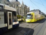 Ženeva: tramvaje Cityrunner od Bombardieru defilují před katedrálou Notre-Dame de Genève na ulici Boulevard James-Fazy v blízkosti nádraží, 26.6.2014 © Jan Přikryl