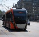 Ženeva: novotou vonící trolejbus Van Hool Exqui.City jede na lince 6 po ulici Rue de Chantepoulet v blízkosti nádraží směrem na konečnou Vernier, 26.6.2014 © Lukáš Uhlíř