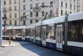 Ženeva: tramvaj Cuítyrunner od Bombardieru se vlní na výjezdu z ulice Rue Terreaux-du-Temple na náměstí Cornavin u nádraží, 26.6.2014 © Lukáš Uhlíř