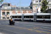 Ženeva: tříčlánkový trolejbus typu lighTram 3 od Hesse z roku 2006 přijíždí na lince 10 po ulici Rue de Chantepoulet do podjezdu pod nádražím, 26.6.2014 © Lukáš Uhlíř