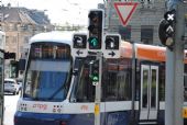 Ženeva: detail signalizace na náměstí Place de Cornavin- ztaímco tramvaj může odbočit vpravo, za ní jedoucí trolejbus může pokračovat přímo, 26.6.2014 © Lukáš Uhlíř