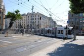 Ženeva: tramvaj Cuítyrunner od Bombardieru se vlní na výjezdu z ulice Rue Terreaux-du-Temple na náměstí Cornavin u nádraží, 26.6.2014 © Lukáš Uhlíř