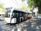 Ženeva: novotou vonící trolejbus Van Hool Exqui.City číslo 1603 se na lince 6 blíží po ulici Rue de Chantepoulet k podjezdu pod nádražím, 26.6.2014 © Jan Přikryl