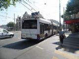 Ženeva: tříčlánkový trolejbus typu lighTram3 od Hesse z roku 2006 vyjel z podjezdu pod nádražím na ulici Rue de Chantepoulet, 26.6.2014 © Jan Přikryl