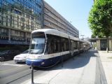 Ženeva: nízkopodlažní tramvaj Cityrunner od Bombardieru číslo 862 z roku 2005 přijíždí po ulici Rue Terreaux-du-Temple na náměstí Cornavin u nádraží, 26.6.2014 © Jan Přikryl