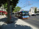 Ženeva: trolejbus typu Swisstrolley 1 od Hesse z roku 1993 projíždí na lince 19 po ulici Rue de Chantepoulet ve směru Onex-Cité, 26.6.2014 © Jan Přikryl