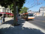 Ženeva: článkový trolejbus Saurer z roku 1982 projíždí na lince 3 po ulici Rue de Chantepoulet ve směru Gardiol, 26.6.2014 © Jan Přikryl
