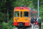 Motorový vůz řady Be 4/4 NStCM z roku 1985 ospouští zastávku La Chèvrerie-Monteret směrem do La Cure, 26.6.2014 © Lukáš Uhlíř