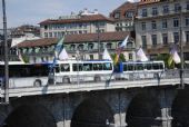 Lausanne: souprava trolebusu NAW z roku 1986 se zhruba o deset let novějším vlekem projíždí po vznosném viaduktu Rue du Grand-Pont v blízkosti terminálu Flon, 26.6.2014 © Lukáš Uhlíř