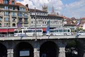 Lausanne: souprava trolebusu NAW z roku 1986 se zhruba o deset let novějším vlekem projíždí po vznosném viaduktu Rue du Grand-Pont v blízkosti terminálu Flon, 26.6.2014 © Lukáš Uhlíř