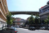 Lausanne: nad ulicí Rue Saint-Martin se od roku 1910 klene vznosný most Pont Charles Bessières, v jehož spodní úrovni jezdí od roku 2008 linka metra, 26.6.2014 © Lukáš Uhlíř