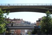 Lausanne: souprava automatického metra Alstom projíždí spodní úrovní mostu Pont Charles Bessières směrem na konečnou Ouchy, 26.6.2014 © Lukáš Uhlíř