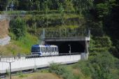 Lausanne: souprava automatického metra řady Be 8/8 od Alstomu opouští tunel před stanicí Sallaz směrem z centra, 26.6.2014 © Lukáš Uhlíř