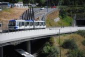 Lausanne: souprava automatického metra řady Be 8/8 od Alstomu se po nadjezdu ulice Rue du Vallon blíží do stanice Sallaz cestou na končnou Epalinges-Croisettes, 26.6.2014 © Lukáš Uhlíř