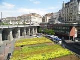 Lausanne: celkový pohled na okolí uzlu Flon- dole je terminál autobusů, nahoře po Rude du Grand-Pont projíždějí jak autobusy, tak i trolejbusy, 26.6.2014 © Jan Přikryl