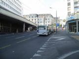 Lausanne: souprava trolebusu NAW z roku 1986 se zhruba o deset let novějším vlekem stoupá po ulici Avenue d´Ouchy od zastávky Closelet směrem k nádraží, 26.6.2014 © Jan Přikryl