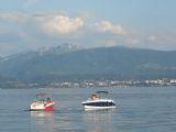Pohoda na jachtách uprostřed ženevského jezera, v pozadí město Thonon-les-Bains a horský masiv Chablais-Faucigny, 26.6.2014 © Jan Přikryl