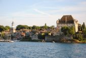 Historické centrum Yvoire a hrad Château d'Yvoire z paluby parníku Montreux, 26.6.2014 © Lukáš Uhlíř