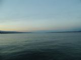 Soumrak nad ženevským jezerem z paluby parníku Savoie mezi Versoix a Ženevou- pohled směrem k Lausanne, 26.6.2014 © Jan Přikryl