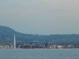 Večerní centrum Ženevy s gejzírem Jet d'Eau z paluby parníku Savoie, 26.6.2014 © Jan Přikryl