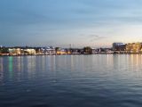 Večerní centrum Ženevy a výtok Rhôny z paluby parníku Savoie u přístaviště Pâquis, 26.6.2014 © Jan Přikryl