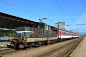 27.5.2016 - Košice: 110 010-6 posunuje s vlakom EN 443 Slovakia © Ondrej Krajňák