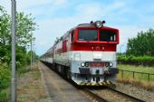 27.5.2016 - Fiľakovo zastávka: 757 018-7 na čele vlaku R 933 Gemeran © Ondrej Krajňák