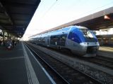 Hybridní jednotka AGC řady B 82582 SNCF přijela na vlaku TER Rhône-Alpes z Bellegarde přijela do cílové stanice Ženeva, 27.6.2014 © Jan Přikryl