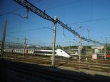 Vysokorychlostní jednotka TGV POS z roku 2007 stojí v barvách TGV Lyria odstavená na odstavném nádraží Genève-Sécheron, v pozadí ostavená jednotka NPZ Domino, 27.6.2014 © Jan Přikryl