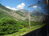 Trať úzkokolejné dráhy Chemin de fer Martigny–Châtelard šplhá do hor u zastávky Verneyaz na trati do Brigu, 27.6.2014 © Jan Přikryl