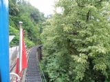 Locarno: v okolí zastávky Santuario vede trať lanovky na Madonnu del Sasso po viaduktu, 27.6.2014 © Jan Přikryl