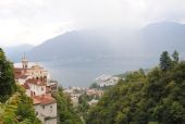 Locarno: z plošiny u horní stanice lanovky na Madonnu del Sasso Orselina je vidět jako na dlani nejen stejnojmenná svatyně, ale i centrum města a jezero Lago Maggiore hluboko dole © L. Uhlíř