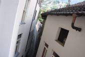 Locarno: pohled z okna hotelu Dell´Angelo na úzkou a strmou uličku Via della Motta, ústící na náměstí Piazza Grande, 27.6.2014 © Lukáš Uhlíř
