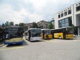 Locarno: pestrá směsice starých i nových autobusů tří dopravců stojí na odstavné ploše u nádraží, 27.6.2014 © Jan Přikryl