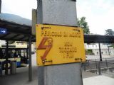 Tabulky s nápisem, varujícícm před smrtí, visí na každém sloupu trakčního vedení ve Švýcarsku, zde na nádraží v Locarnu v italském provedení, 27.6.2014 © Jan Přikryl