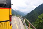 Za zádí odstaveného autobusu linky Locarno-Spruga zbývá jen pár centimetrů k zábradlí nad hlubokým údolím Isorna, 27.6.2014 © Lukáš Uhlíř
