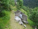 Ruina usedlosti v osadě Costierb na jižním svahu údolí Val di Onsernone kousek od vesnice Spruga, 27.6.2014 © Jan Přikryl