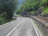 Souběh kantonální silnice a trati Centovalliny poblíž mostu u obce Intragna, 27.6.2014 © Jan Přikryl