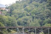 Kabina lanovky z Intragny do Costy jede nad slavným železničním mostem přes řeku Isorno, 27.6.2014 © Lukáš Uhlíř