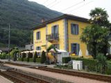 Kolejiště stanice Intragna na Centovallině s budovou nádražní restaurace Ristorante alla Stazione, pamatující vznik dráhy, 27.6.2014 © Jan Přikryl