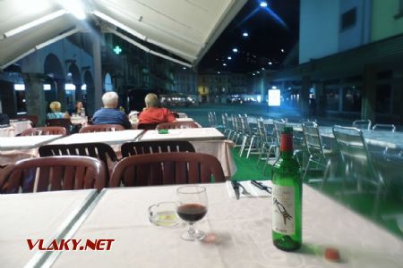Locarno: večerní posezení u vína v restauraci na centrálním náměstí Piazza grande, 27.6.2014 © Jan Přikryl