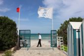 03.06.2016 - hotel Mahdia Palace: červená vlajka a příslušník ochranky u vchodu na pláž © PhDr. Zbyněk Zlinský