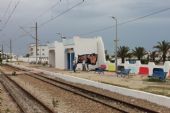 04.06.2016 - station Mahdia Z.T.: skupinka turistů čeká na vlak směr Monastir a Sousse © PhDr. Zbyněk Zlinský