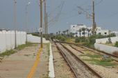 04.06.2016 - station Mahdia Z.T.: výhybkář přichází k severnímu zhlaví stanice, EMU 20 jako vlak 507 Sousse Bab Jedid - Mahdia čeká © PhDr. Zbyněk Zlinský