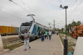 04.06.2016 - gare Mahdia: EMU 04 jako vlak 509 Sousse Bab Jedid - Mahdia a cestující © PhDr. Zbyněk Zlinský