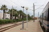 04.06.2016 - gare Mahdia: kamera na nástupišti, v pozadí podbíječka 08-16 COMBI EMV Plasser & Theurer © PhDr. Zbyněk Zlinský