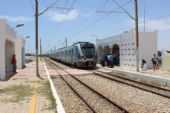 07.06.2016 - station Mahdia Z.T.: EMU 21 jako vlak 515 Sousse Bab Jedid - Mahdia Z.T., vpravo cestující z velbloudího přípoje © PhDr. Zbyněk Zlinský